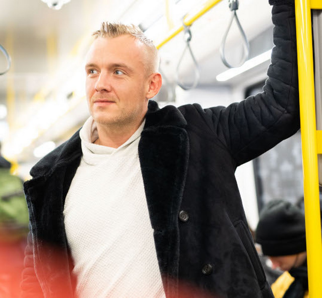 Lukasz steht im Bus.