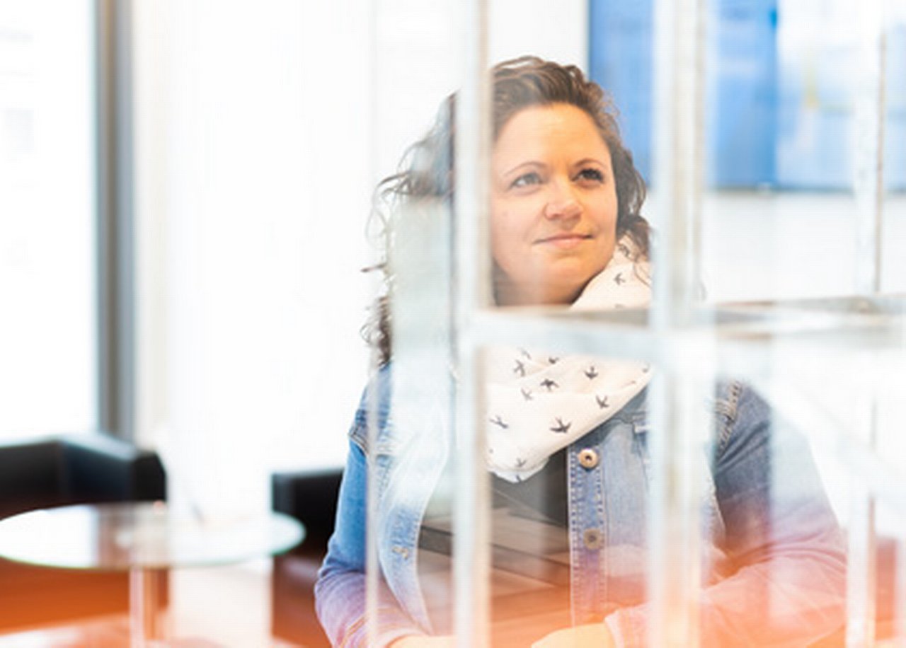 Katharina, durch eine Glasscheibe gesehen