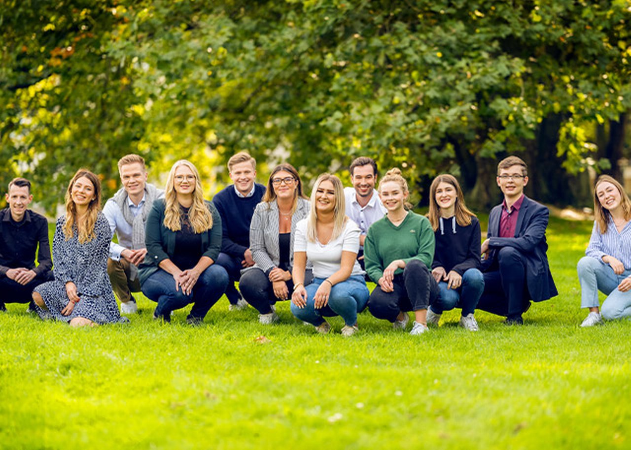 Gruppenfoto der Auszubildenden auf einer Wiese