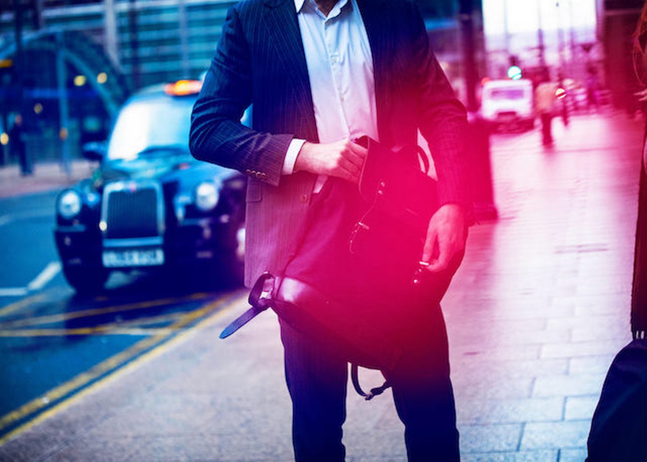 Mann mit Rucksack in London