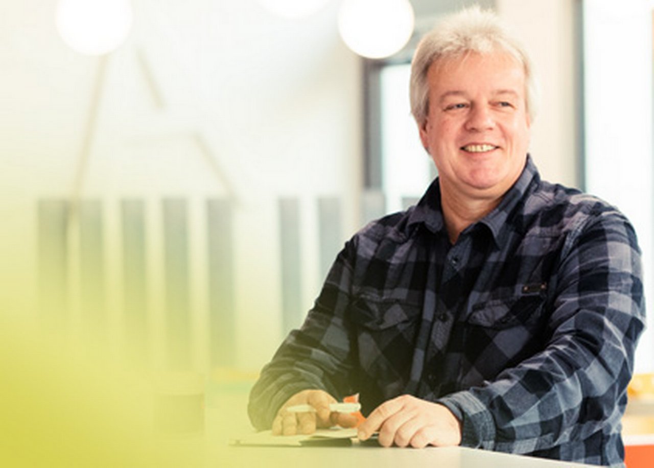 Holger in einem karierten Hemd