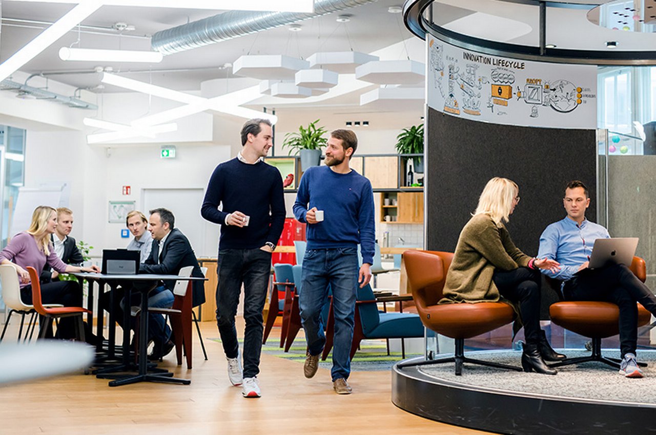 verschiedene Personen sitzen und stehen in einem Working Café in Berlin