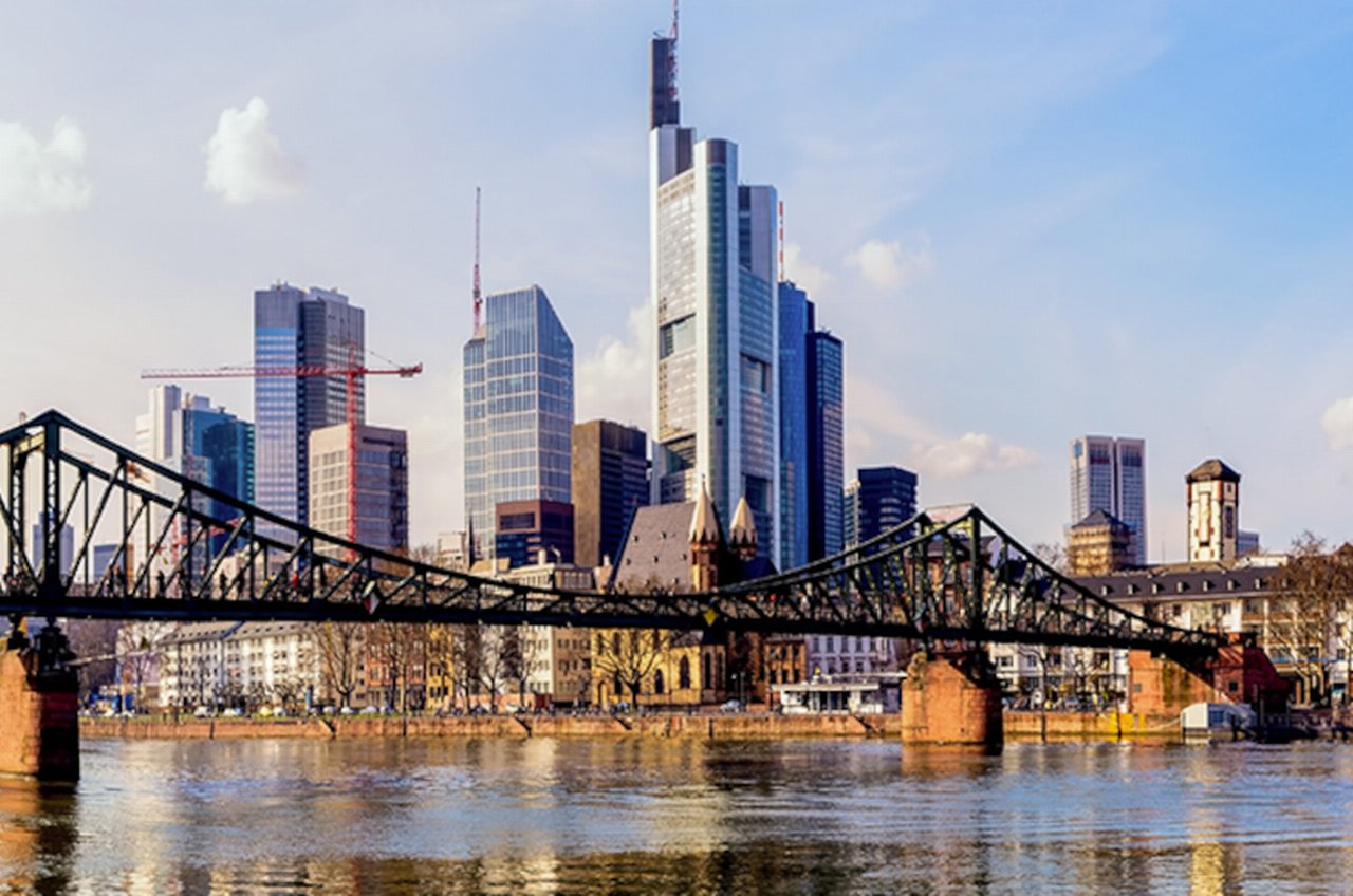 Frankfurt Brücke DB im Hintergrund