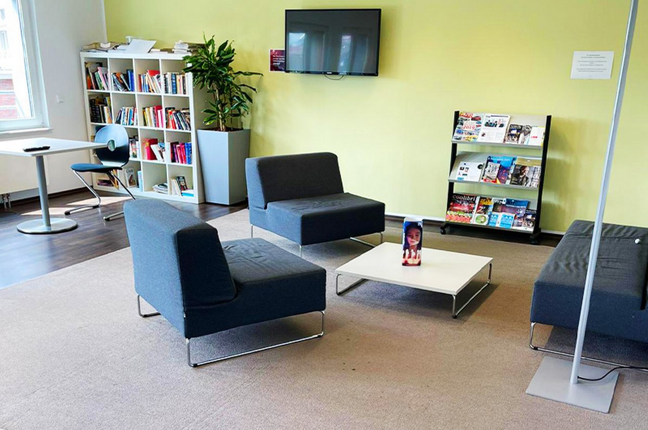 Aufenthaltsraum von db Direkt mit Bücherregalen und Sesseln