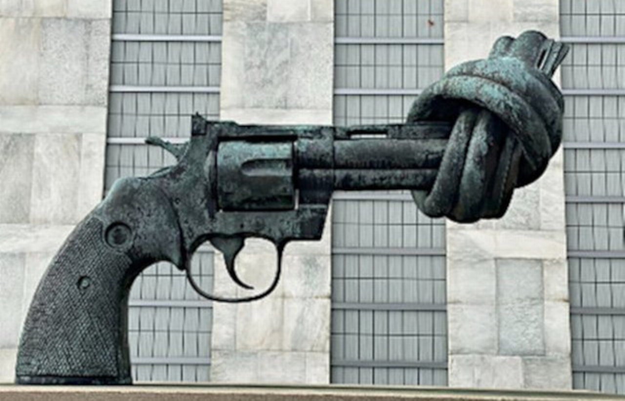 Reuterswärd sculpture „Non Violence“